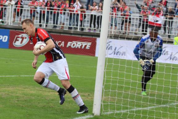 Grampola marcou um dos gols do Joinville na derrota inesperada para o Macaé