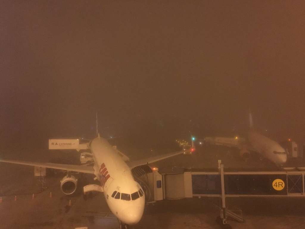 Neblina fecha aeroporto em Porto Alegre e atrasa chegada de jogadores da seleção (Foto: Felipe Daroit/Rádio Gaúcha)