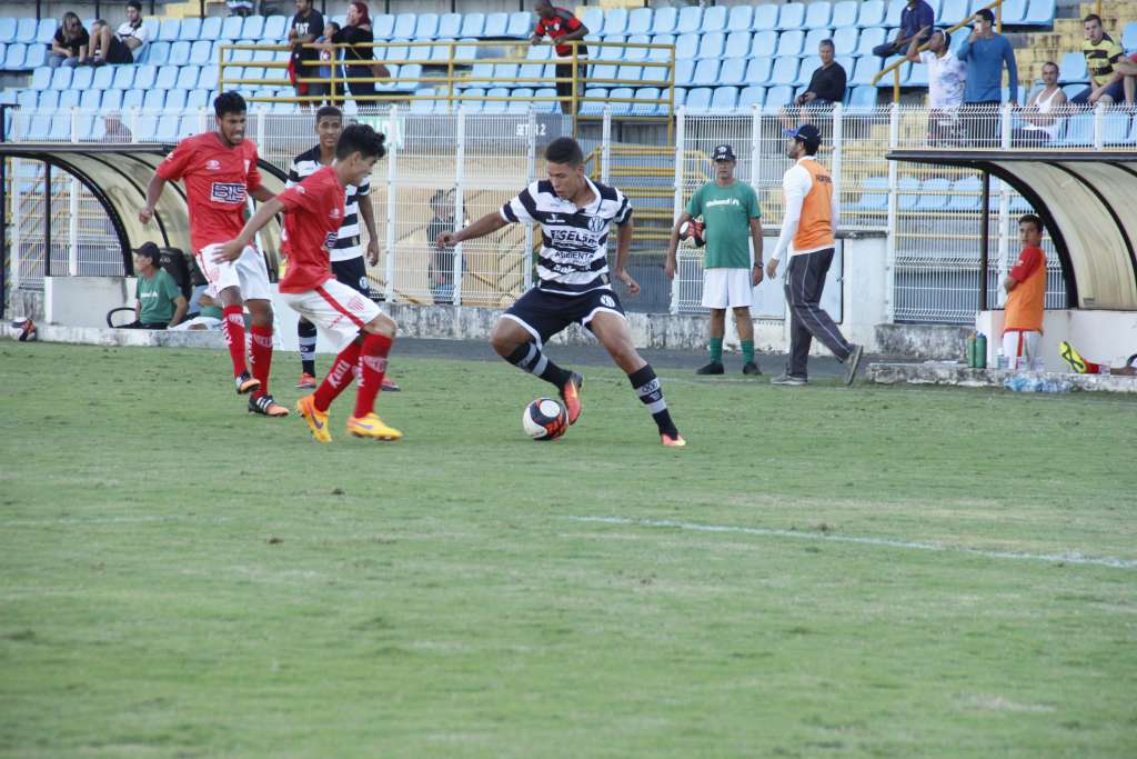 O Sub-20 do Alvinegro, no período da tarde, perdeu por 5 a 1 para o Mogi Mirim no estádio Vail Chaves, casa do adversário, pelo grupo 2 (Foto: Du Zambretti)