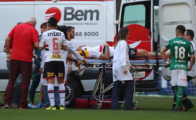 Lucas Pratto precisou deixar o campo de ambulância após se chocar com Hernanes
