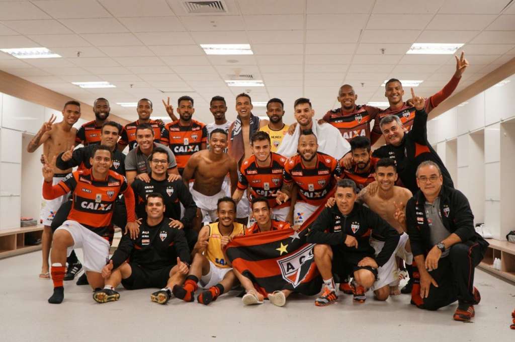 O Atlético-GO comemorou (e muito) e vitória em cima do Corinthians dentro da Arena