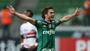 Após 2 meses, meia volta a ganhar chance no Palmeiras e decide