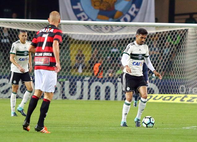 Coritiba 0 x 1 Vitória - Leão surpreende de novo e deixa o Z4 2 0002050263928 img
