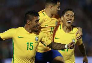 Paulinho e Coutinho conversam sobre o Barcelona em treino da Seleção