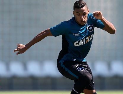 Arnaldo prega foco no Flamengo e não quer poupado no Botafogo