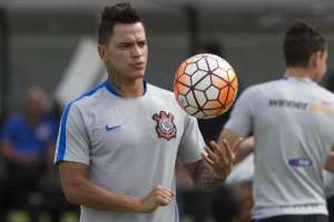 Em baixa, Giovanni Augusto se destaca em treino do Corinthians