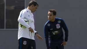 Moisés ganha apoio de Carille no Corinthians: 'É muito jovem e precisa de confiança