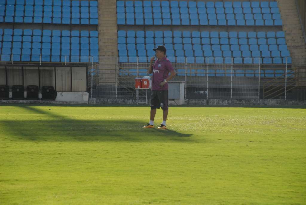 O treinador Evaristo Piza elogia seus comandados, ressaltando a dedicação no dia a dia