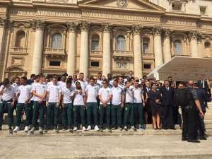 Na Itália para jogo com a Roma, jogadores da Chapecoense são recebidos pelo papa