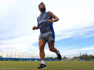 Douglas sente o joelho operado e deixa treino do Grêmio mais cedo