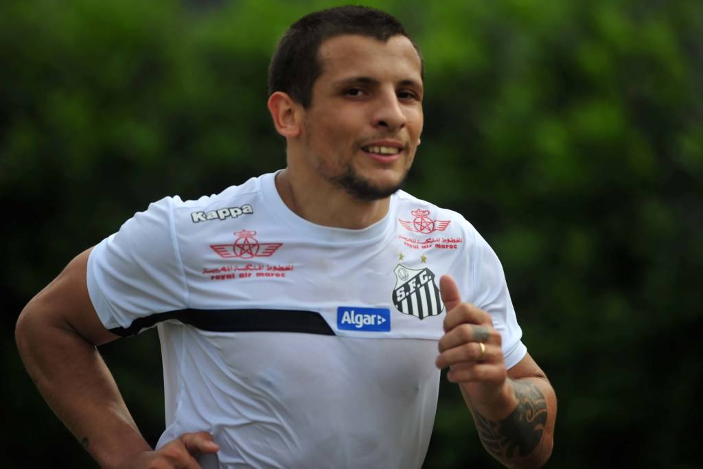 Vecchio celebra evolução após lesão e quer reforçar o Santos no clássico