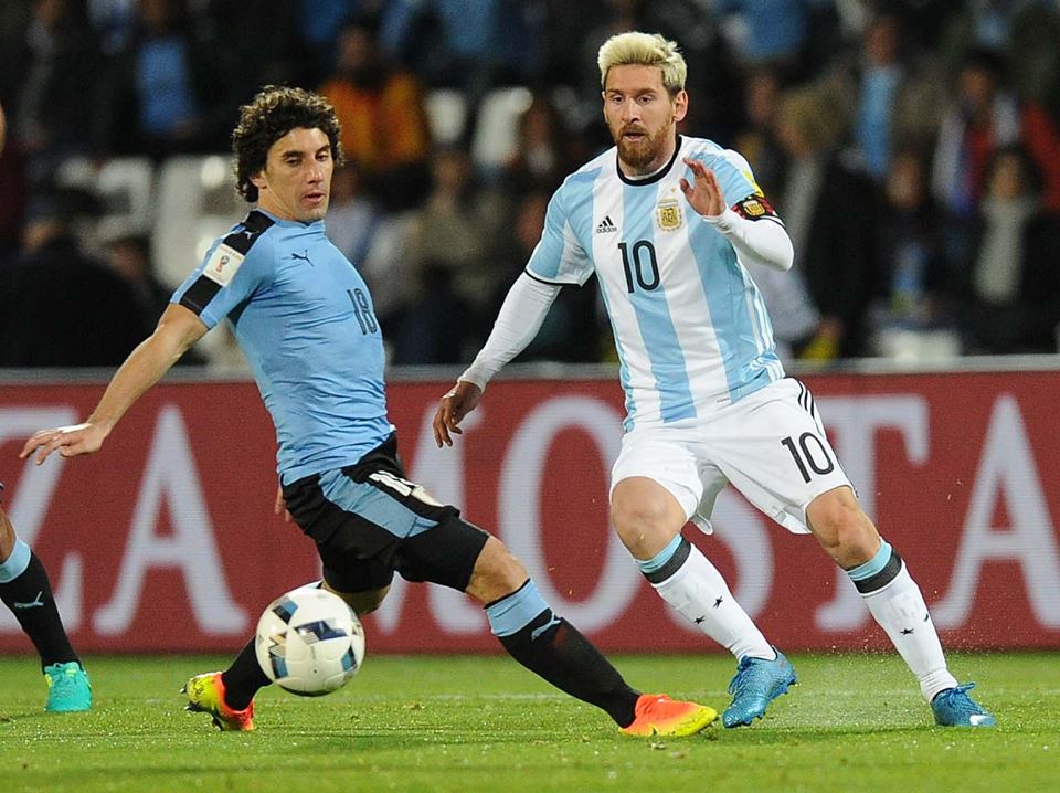 Bicampeões mundiais, Uruguai e Argentina fazem duelo decisivo nas Eliminatórias
