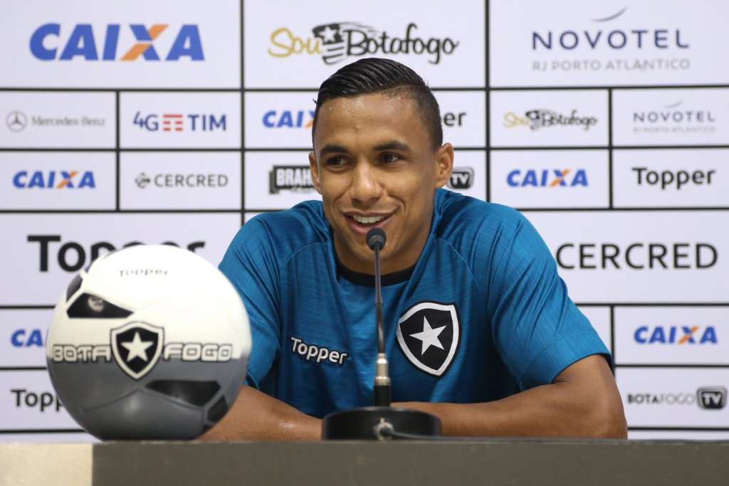 Arnaldo admite Botafogo já ansioso para duelo com o Grêmio pela Libertadores