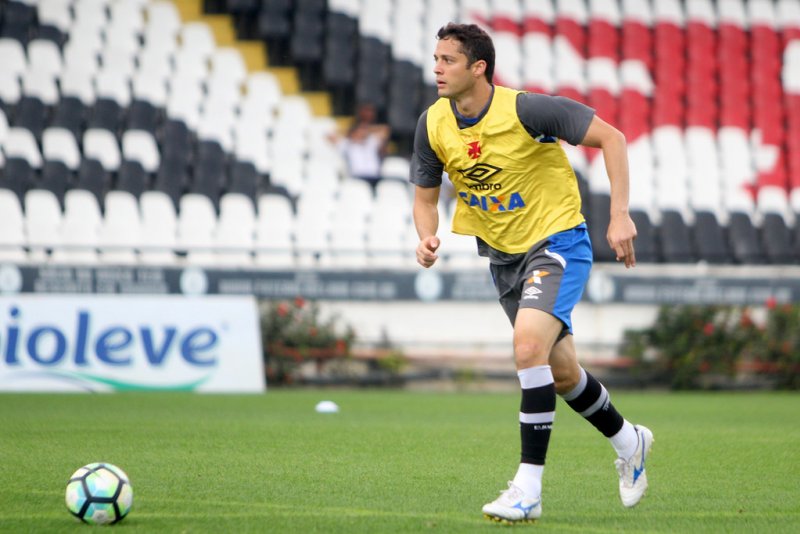 Anderson Martins vê Vasco em evolução e celebra boa atuação após retorno