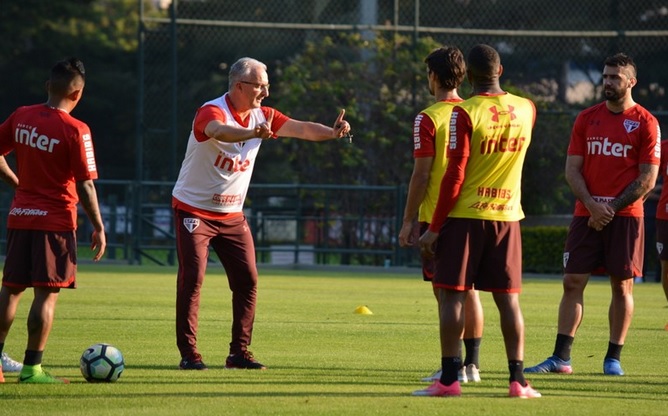 Dorival intensifica testes na zaga em semana sem Rodrigo Caio e Arboleda