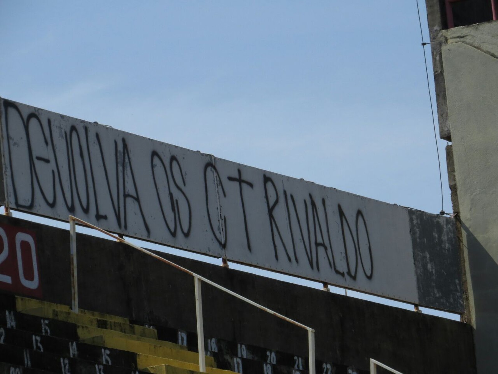 Série C: Rivaldo e diretoria são alvos de pichações dentro do estádio do Mogi Mirim