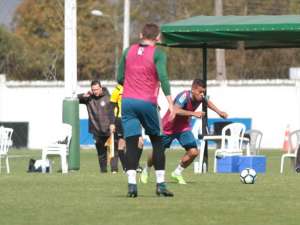 Elenco do Coritiba aceita críticas, mas alerta para ameaças