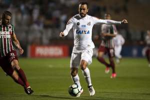 Thiago Ribeiro projeta alcançar marca de 100 jogos pelo Santos contra Corinthians