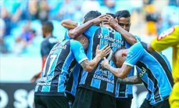 Edilson é abraçado após abrir placar com bomba de falta Edilson é abraçado após abrir placar com bomba de falta