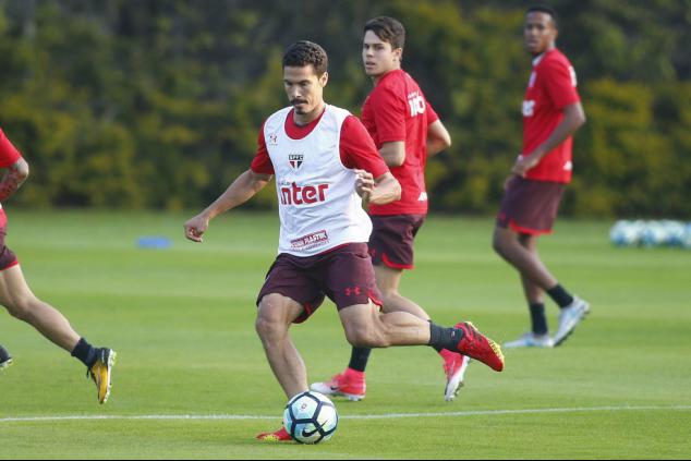 Hernanes é um dos líderes do São Paulo (Foto: Marcos Bezerra / Futura Press)