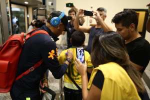 Torcida em Manaus mostra alegria e releva calor e atraso de treino da seleção