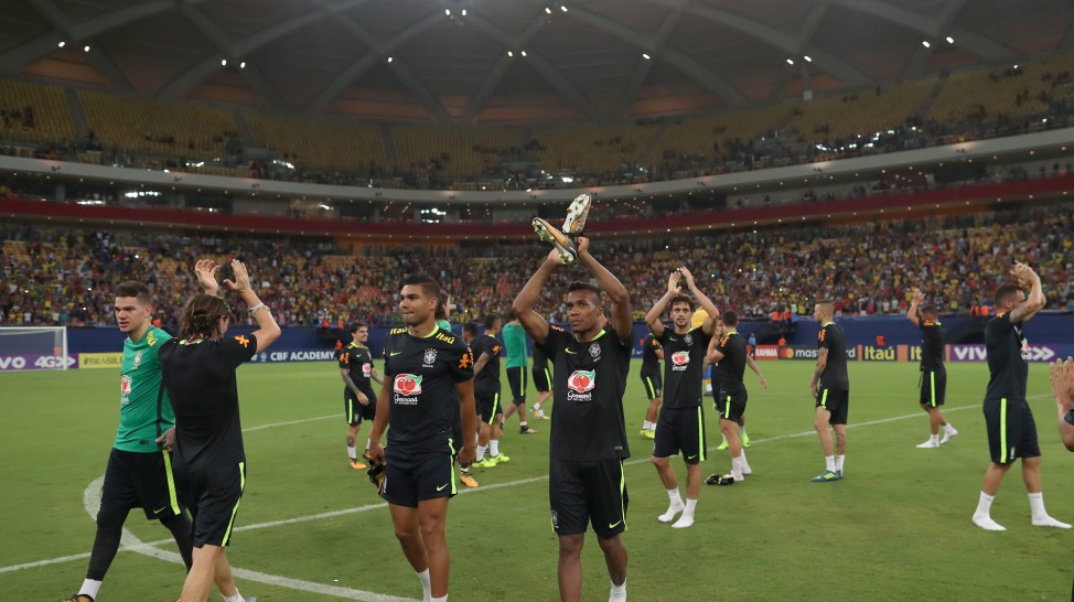 Treino da seleção atrasa e torcida de Manaus chia, mas sai aplaudindo no final 2 0002050265018 img