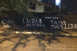 Torcida do Sport picha muro da Ilha do Retiro após goleada no Sul