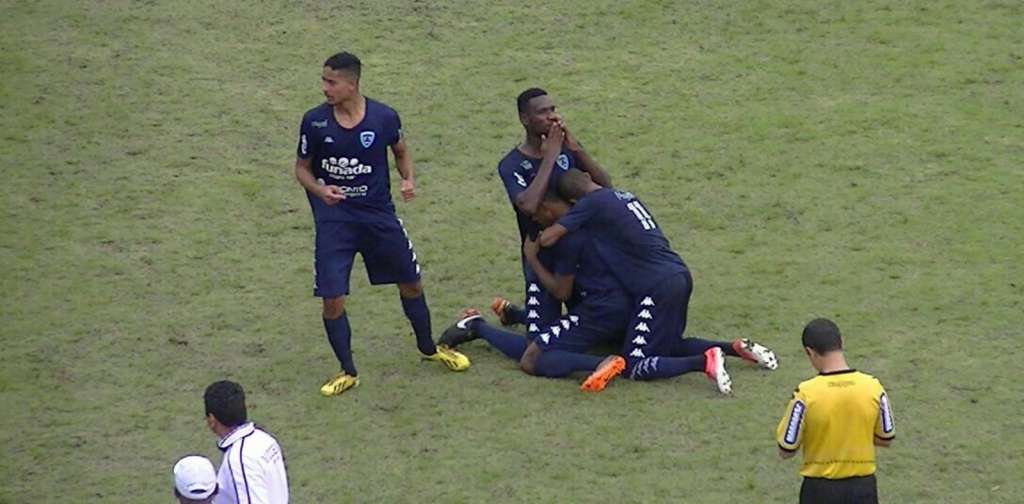 Osvaldo Cruz vence Assisense e cola no líder