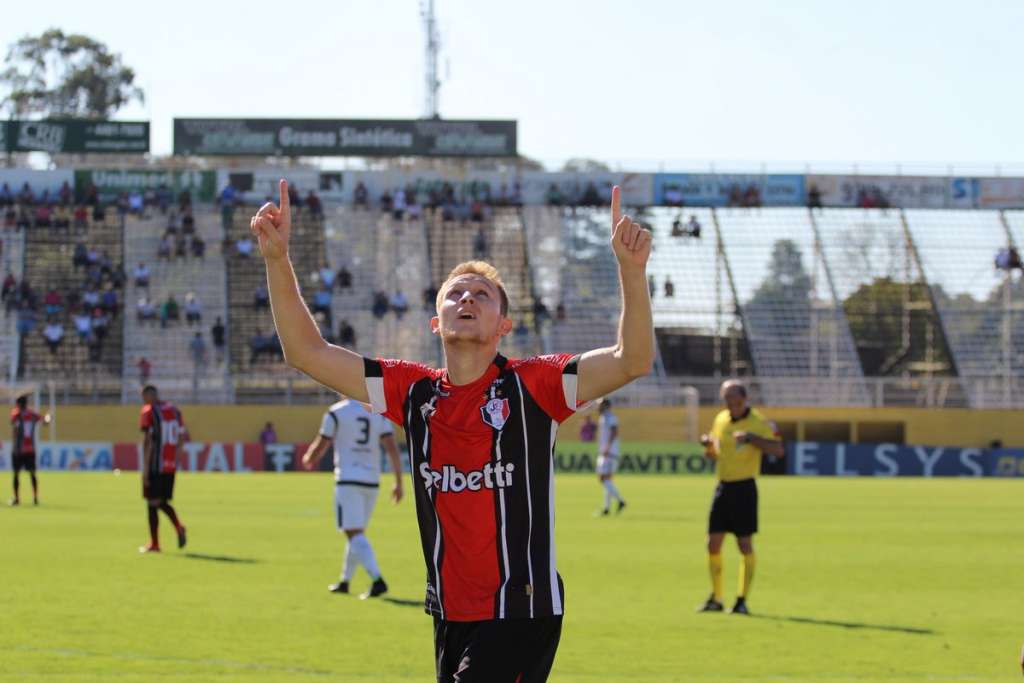 Mesmo jogando fora de casa, o Joinville conseguiu um importante empate diante do Bragantino