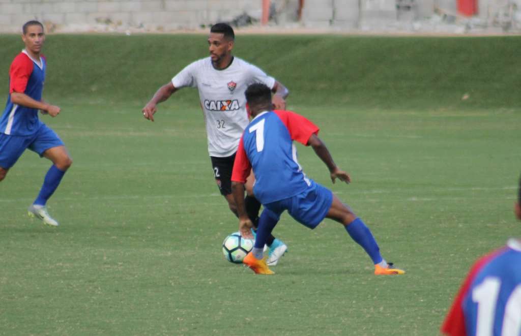 'Mancini é diferente dos técnicos que trabalhei', afirma Júnior do Vitória