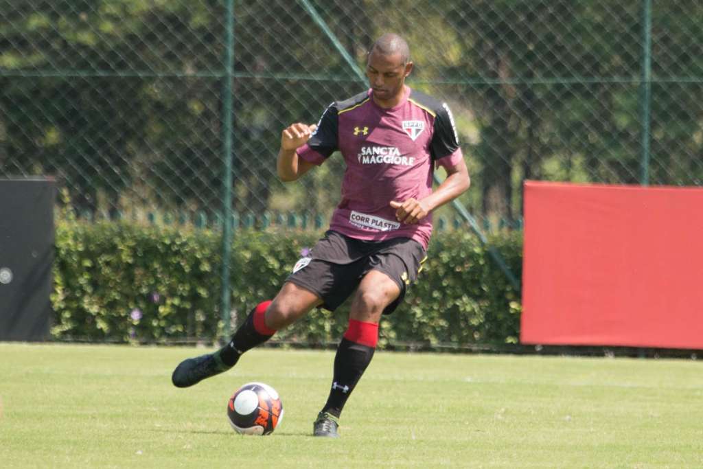 Douglas, zagueiro do São Paulo, deve ser emprestado à Chapecoense