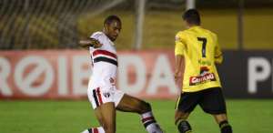 Fora dos planos de Dorival, zagueiro Douglas será emprestado à Chapecoense