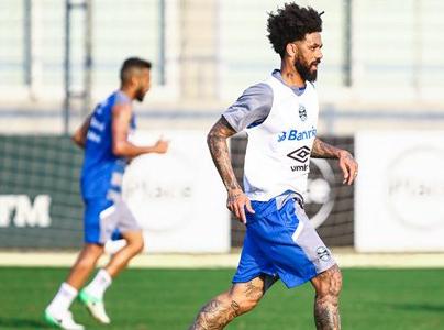 Cristian treinou com o time sub-17 e foi apresentado depois