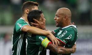 Felipe Melo vai a campo e conversa com Cuca durante treino do Palmeiras