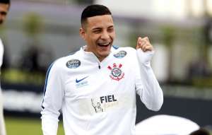 Guilherme Arana treina no gramado e deve reforçar o Corinthians em clássico