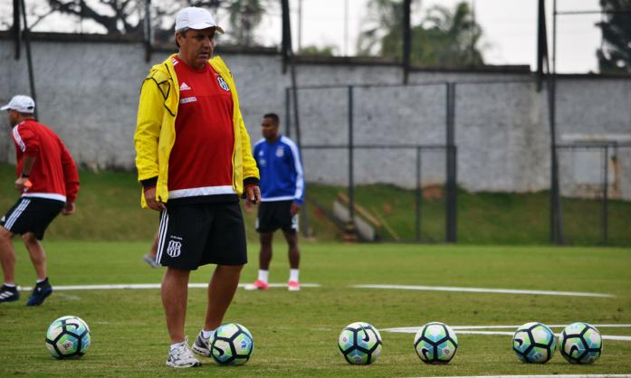 Gilson Kleina tem muitas alternativas para formar o time, como as bolas do treinamento.