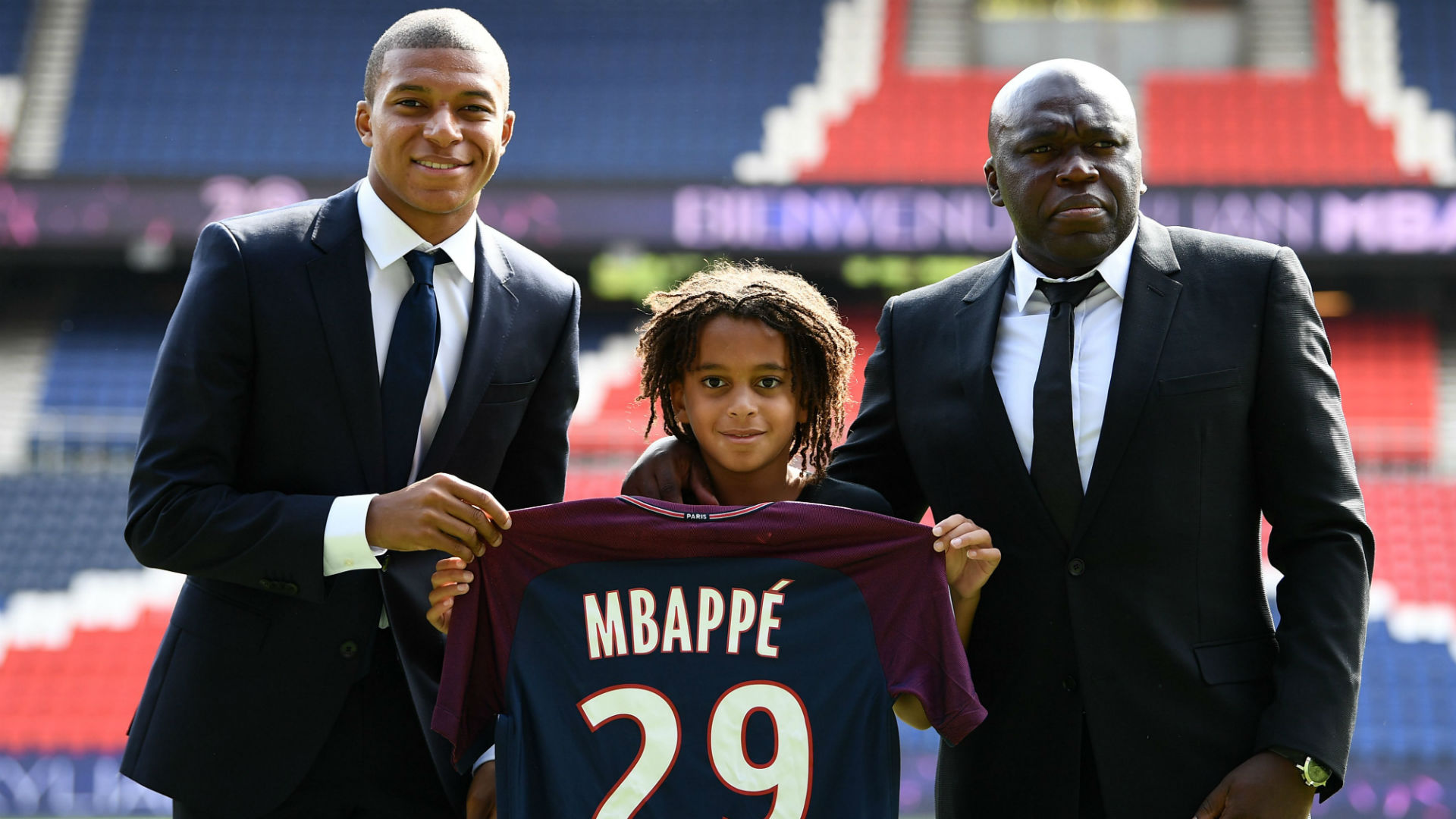 Mbappé chega a Paris e tem recepção calorosa da torcida do PSG