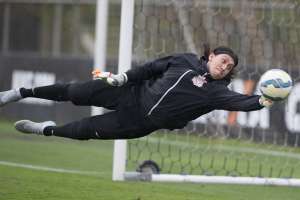 Cássio chega de madrugada, descarta folga e treina no Corinthians