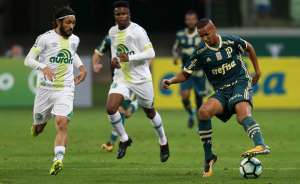 Tchê Tchê nega ser dependente do futebol de Moisés no Palmeiras