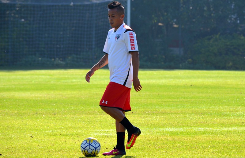 Pressionado, Cueva retorna ao São Paulo para tentar se manter titular
