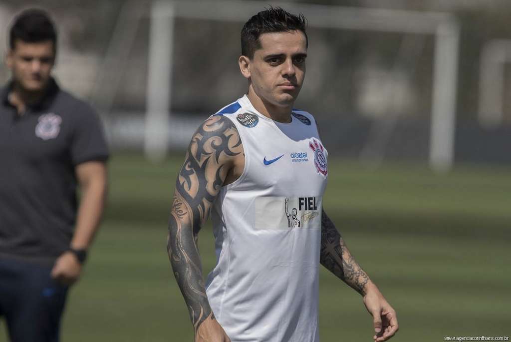 Fagner voltou aos treinamentos no Corinthians nesta quinta-feira após dez dias com a Seleção Brasileira