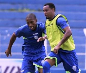 Rosinei (colete amarelo) agrediu Ney da Matta