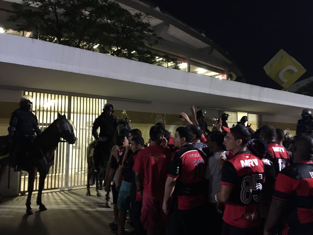 Brigas de torcida, ingressos falsos e invasão: Confusões antes da final no Maracanã