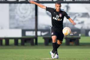 Guilherme Arana sente dores no treino e vira dúvida no Corinthians para clássico