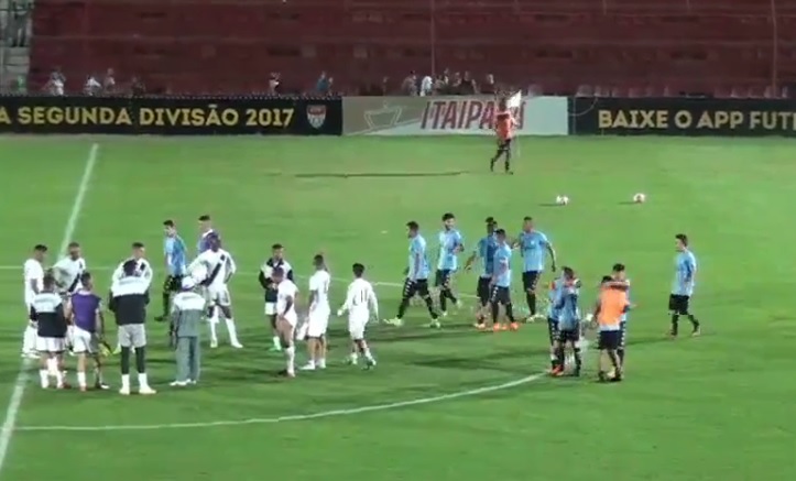 Jogadores do EC São Bernardo (de azul) comemoram a importante vitória sobre o Osasco