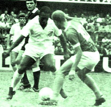 Oscar Scolfaro atrás de Pelé e Ademir da Guia