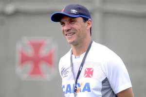Zé Ricardo vibra com vitória e destaca opção por fazer Vasco jogar na retranca
