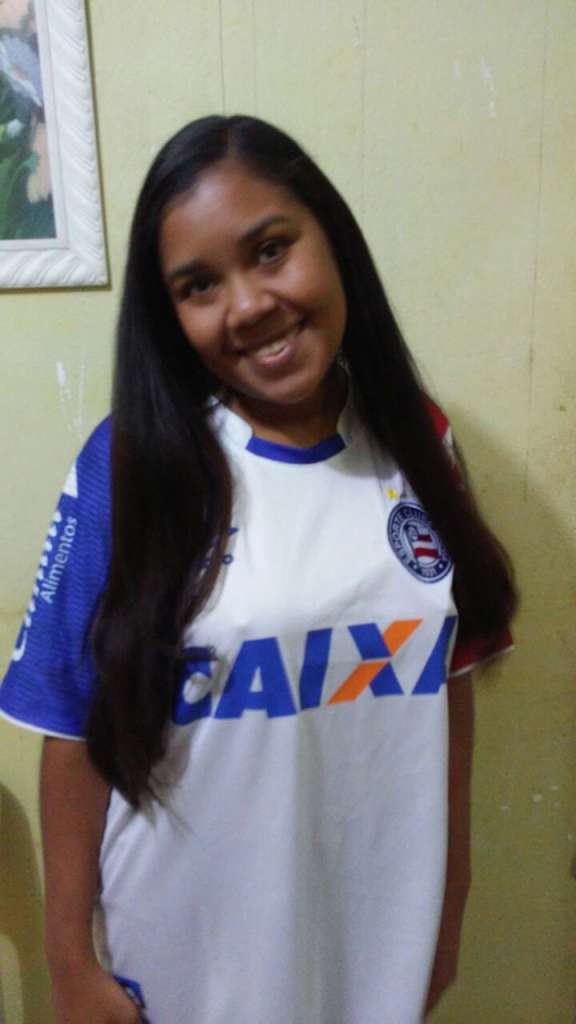 Fernanda está toda feliz com a sua nova camisa do Bahia que ganhou do Concurso Brasileirão Premiado
