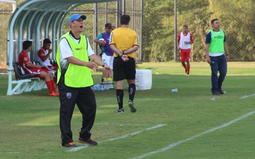 A vitória por virada tem o dedo do técnico Henrique Ortiz, que na volta para o segundo tempo mexeu muito bem no time (Foto: Rafael Nascimento) 