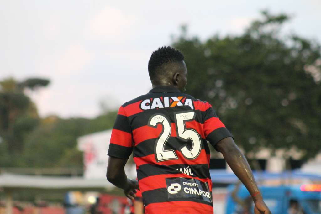 Kanu festeja gol decisivo no Vitória e projeta: 